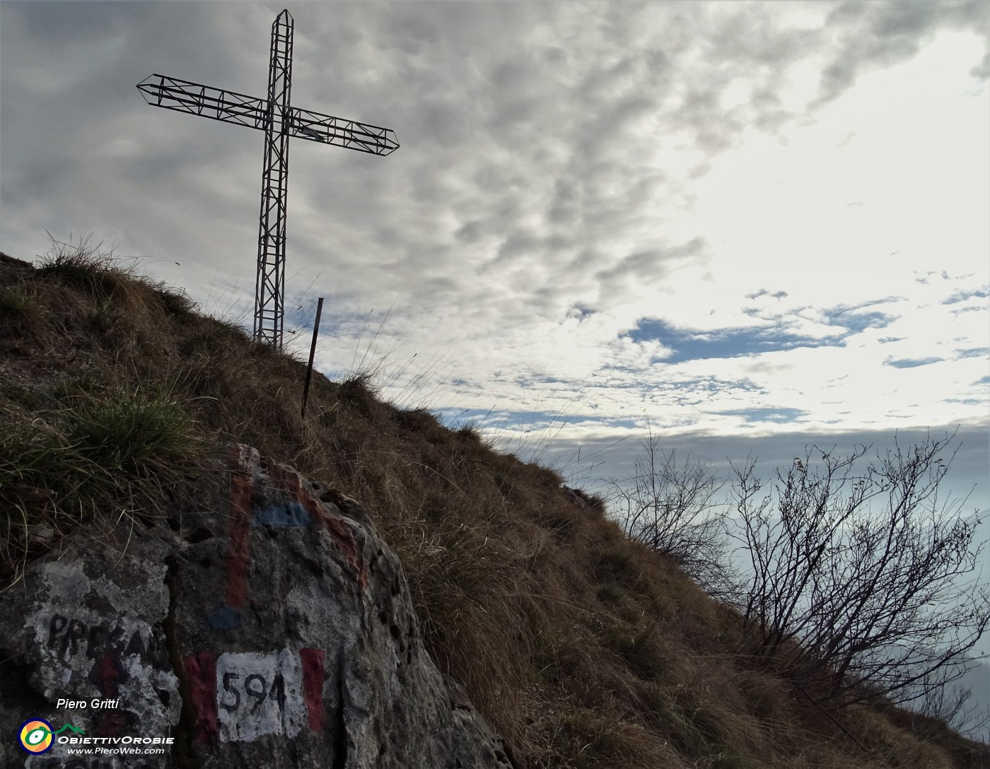 67 Seguendo il 594 sono alla croce del Pizzo di Spino (958 m).JPG